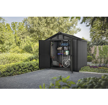 Gartenschuppen mit geöffneter Tür, ausgestattet mit Regalen, Rasenmäher und Fahrrad