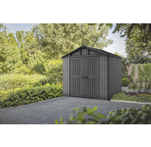 Gartenschuppen aus Kunststoff mit Doppeltür vor Bäumen und Büschen