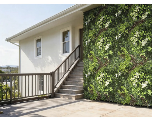 Hauswand mit vertikalem Garten und Treppe