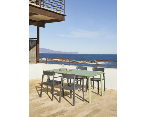 Esstischgruppe mit Meerblick bestehend aus Tisch und Stühlen für den Außenbereich