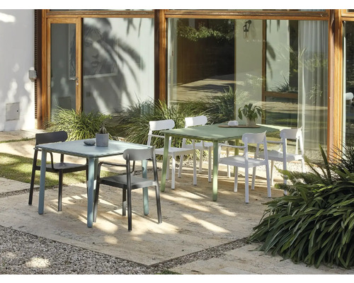 Gartenszene mit zwei Tischen und Stühlen auf einer Terrasse