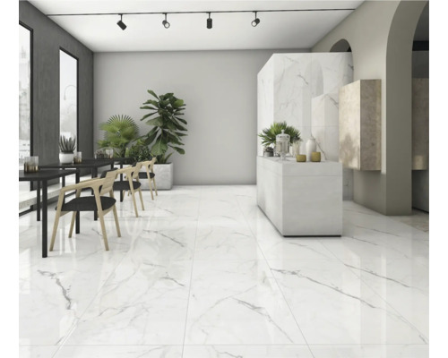 Heller Raum mit Marmorboden, Tischen, Stühlen und Pflanzen