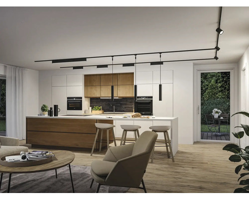 Moderne Küche und Wohnbereich mit schwarzem Schienensystem an der Decke, Strahlern und Pendelleuchten über einer Kochinsel aus Holz.