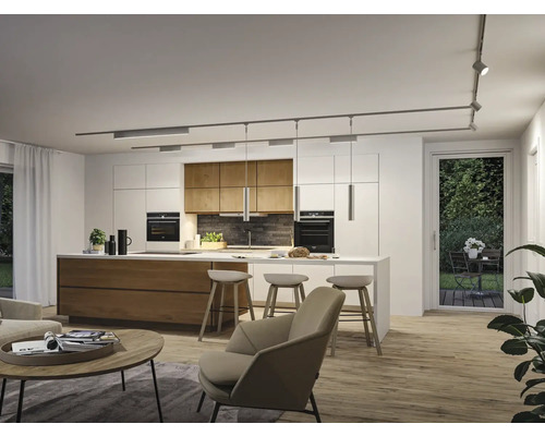 Moderne Küche mit Holzinsel, weißen Schränken und Schienensystem an der Decke. Heller Wohnbereich mit Sessel, Couchtisch und Holzfußboden.