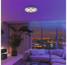 Modernes Wohnzimmer mit Deckenventilator inklusive Beleuchtung, Sofa, großem Fenster mit Stadtblick und Zimmerpflanzen.