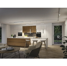 Moderne helle Küche mit Kücheninsel, Holzfronten, Barhockern und Schienensystem an der Decke mit Spotlights und Pendelleuchten.
