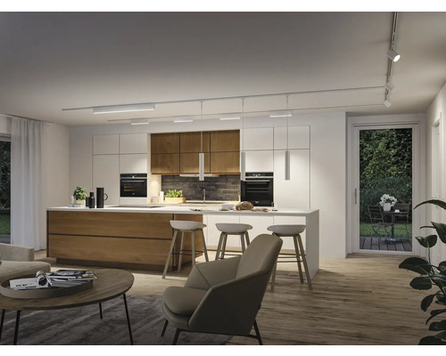 Moderne helle Küche mit Kücheninsel, Holzfronten, Barhockern und Schienensystem an der Decke mit Spotlights und Pendelleuchten.