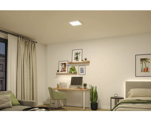 Quadratisches weißes LED-Panel an der Decke eines modern eingerichteten Zimmers mit Schreibtisch, Wandregalen und Bett.