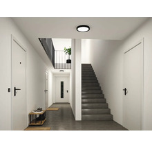 Moderner Flur mit Türen, Treppe, Schuhregal und flacher, runder Deckenleuchte.