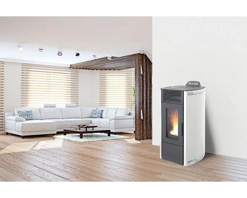 Pelletofen mit Sichtfenster und digitalem Display in einem modernen Wohnzimmer mit weißem Sofa und Holzboden.