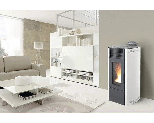 Moderner Pelletofen mit Sichtfenster und brennendem Feuer in einem hell eingerichteten Wohnzimmer mit weißem Sofa und Couchtisch.