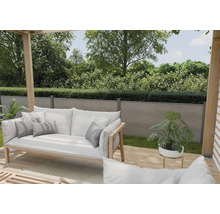 Modernes Garten-Sofa aus Holz mit Polstern auf einer Terrasse unter einer Pergola vor einem Sichtschutzzaun.