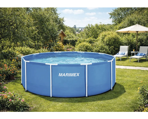 Runder Marimex Rahmenpool in einem sonnigen Garten mit Rasen, Sonnenliegen und Sonnenschirm.