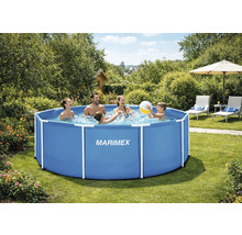 Familie spielt mit einem Ball in einem Marimex Rahmenpool in einem hellen Garten mit Sonnenliegen und Bäumen.