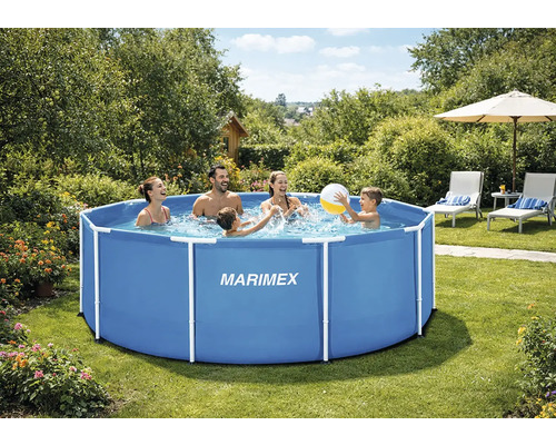 Familie spielt mit einem Ball in einem Marimex Rahmenpool in einem hellen Garten mit Sonnenliegen und Bäumen.