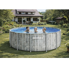 Marimex Aufstellpool mit Rahmen in Holzoptik, rund, im Garten mit einer Familie im Wasser.