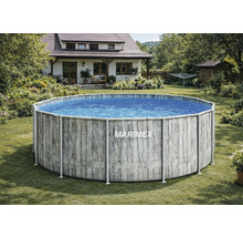Ein runder Marimex Aufstellpool mit Rahmen und einer Außenseite in grauer Holzoptik, auf einer Rasenfläche in einem Garten platziert.
