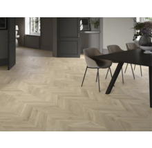Hellbrauner Bodenbelag mit Chevron-Muster in einem modern eingerichteten Zimmer mit dunklem Esstisch und Stühlen.