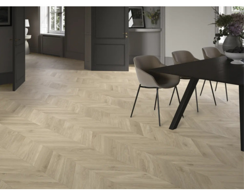 Hellbrauner Bodenbelag mit Chevron-Muster in einem modern eingerichteten Zimmer mit dunklem Esstisch und Stühlen.
