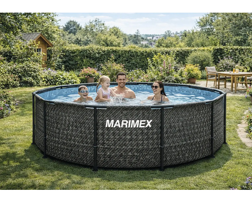 Marimex Rahmenpool in Rattan-Optik im Garten mit einer vierköpfigen Familie beim Baden.