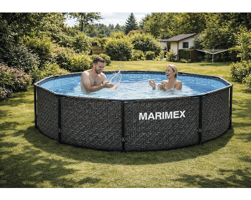 Runder Marimex Rahmenpool mit grauer Flechtoptik und Marimex Logo im Garten. Ein Paar planscht im Wasser. Innen mit blauem Mosaikmuster.