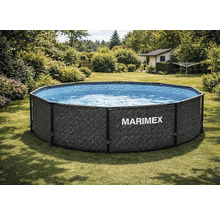 Runder Marimex Rahmenpool mit dunkler Außenwand in Rattan-Optik und blauer Mosaik-Innenseite in einem sonnigen Garten.