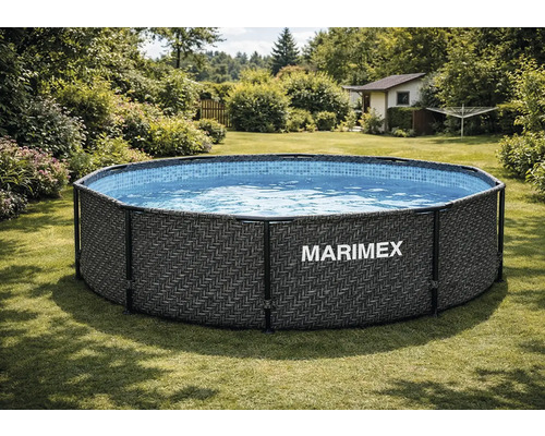 Runder Marimex Rahmenpool mit dunkler Außenwand in Rattan-Optik und blauer Mosaik-Innenseite in einem sonnigen Garten.