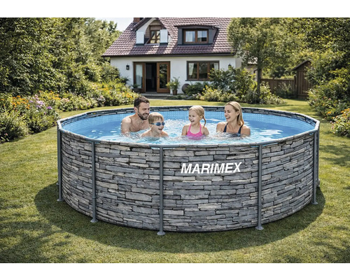 Eine Familie nutzt einen runden Marimex Aufstellpool mit Steinoptik in einem sonnigen Garten vor einem Wohnhaus.