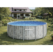 Runder Marimex Aufstellpool mit Rahmen und Holzoptik-Verkleidung in einem hellen, gepflegten Garten vor einem Wohnhaus.