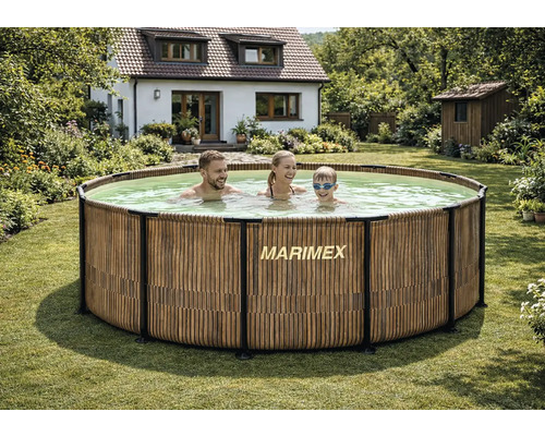 Ein runder Aufstellpool in Holzoptik mit Marimex Logo auf einer hellen Rasenfläche im Garten. Eine Familie badet im klaren Wasser.