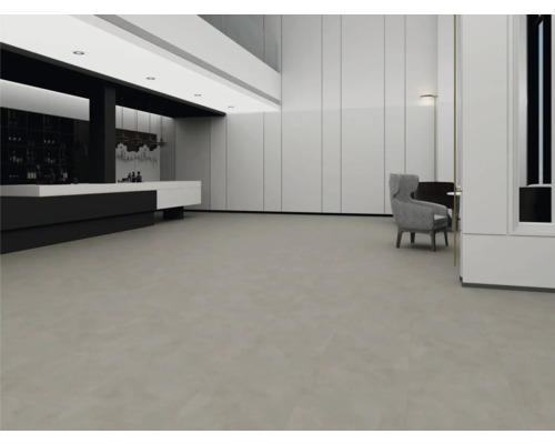 Großzügiger, moderner Raum mit großformatigem grauem Boden in Steinoptik, weißen Paneelwänden und minimalistischem Design.