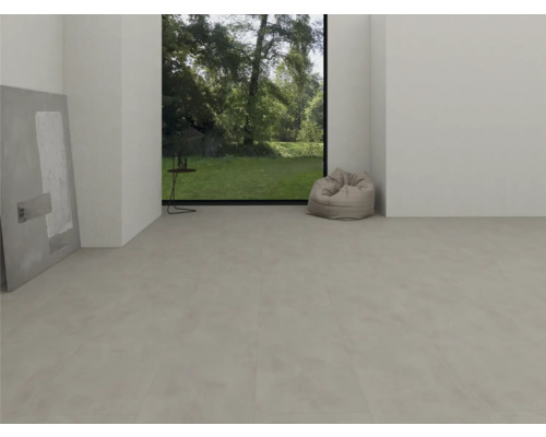 Moderner, heller Raum mit hellgrauem Vinylboden in Betonoptik, großem Fenster mit Blick in den Garten und einem Sitzsack.