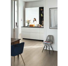 Moderner heller Raum mit Laminatboden in heller Holzoptik, einer weißen Kücheninsel mit dunkler Arbeitsplatte und Designerstühlen.