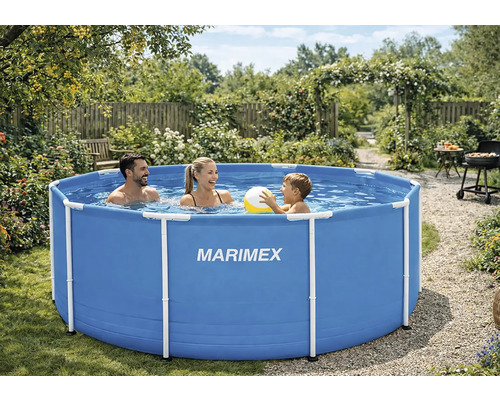 Rundes Marimex Rahmen-Schwimmbecken im Garten mit einer Familie, die im Wasser spielt. Hell und sonnig.