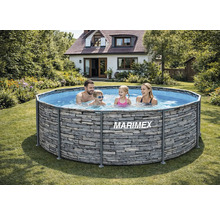 Runder Marimex Rahmenpool in Steinoptik im Garten mit einer Familie im Wasser vor einem Einfamilienhaus.
