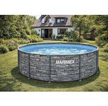 Runder Marimex Rahmenpool mit Steinoptik-Außenwand auf einer Rasenfläche in einem hellen Garten mit Haus im Hintergrund.