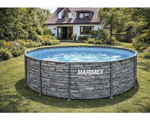 Runder Marimex Rahmenpool mit Steinoptik-Außenwand auf einer Rasenfläche in einem hellen Garten mit Haus im Hintergrund.