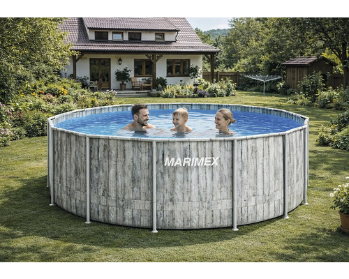 Runder Marimex Aufstellpool in Holzoptik mit einer Familie im Wasser, aufgestellt in einem grünen Garten vor einem Haus.