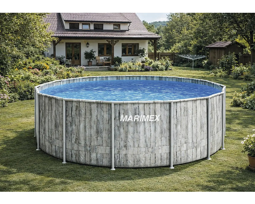 Ein runder Marimex Aufstellpool mit grauem Holzdekor steht in einem grünen Garten vor einem Einfamilienhaus.