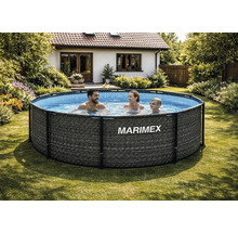 Ein runder Marimex Aufstellpool in Rattanoptik mit Metallrahmen in einem Garten. Drei Personen befinden sich im Wasser.