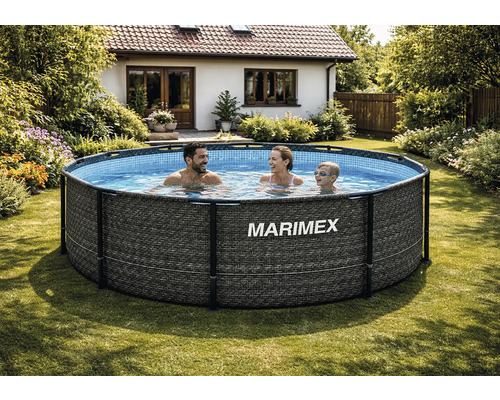 Ein runder Marimex Aufstellpool in Rattanoptik mit Metallrahmen in einem Garten. Drei Personen befinden sich im Wasser.