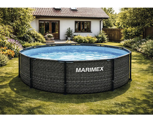 Runder Marimex Rahmenpool mit grauem Rattan-Dekor in einem sonnigen Garten auf Rasenfläche.