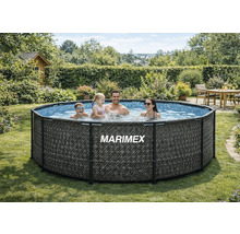 Runder Marimex Rahmenpool in Rattan-Optik mit Mosaik-Innenfolie in einem sonnigen Garten mit einer vierköpfigen Familie.