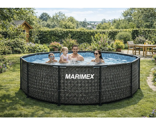 Runder Marimex Rahmenpool in Rattan-Optik mit Mosaik-Innenfolie in einem sonnigen Garten mit einer vierköpfigen Familie.