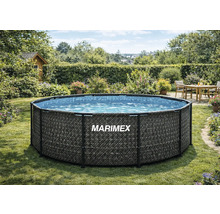 Runder Marimex Rahmenpool mit Rattan-Design und Mosaik-Innenfutter in einem hellen, gepflegten Garten mit Rasen, Blumen und Gartenhaus.