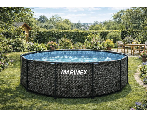 Runder Marimex Rahmenpool mit Rattan-Design und Mosaik-Innenfutter in einem hellen, gepflegten Garten mit Rasen, Blumen und Gartenhaus.
