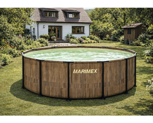 Marimex Aufstellpool rund mit Holzoptik-Verkleidung im Garten vor einem Wohnhaus.