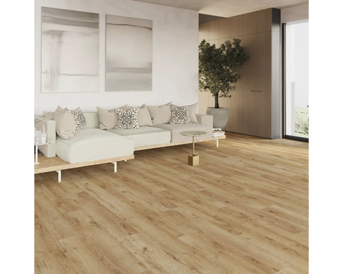 Bodenbelag in heller Eichenoptik in einem modernen, hellen Wohnzimmer mit Sofa und abstrakten Wandbildern.
