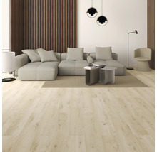 Helle Bodenbeläge in Holzoptik in einem modernen Wohnzimmer mit grauem Sofa und Wandpaneelen aus Holz.