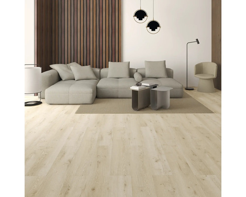 Helle Bodenbeläge in Holzoptik in einem modernen Wohnzimmer mit grauem Sofa und Wandpaneelen aus Holz.
